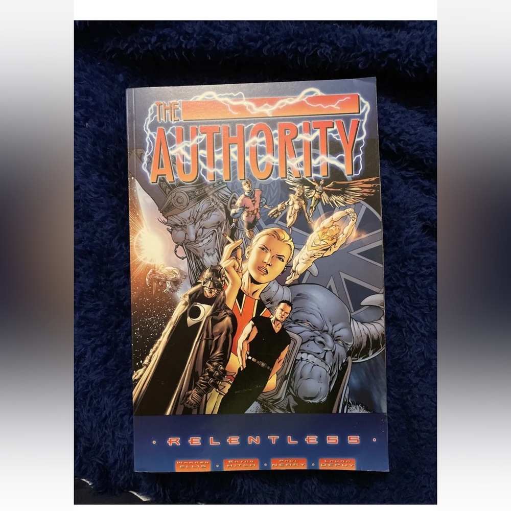 Graphic novel paperback the Authority. - Relentless. Great condition.
